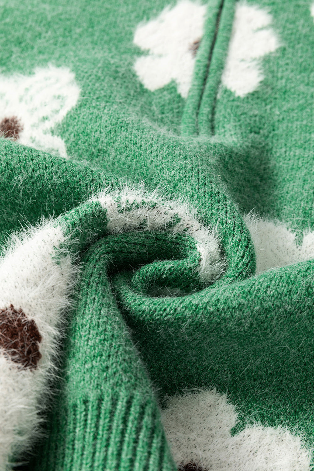 Grüner pullover mit floralem muster und halbem reißverschluss an der schulter