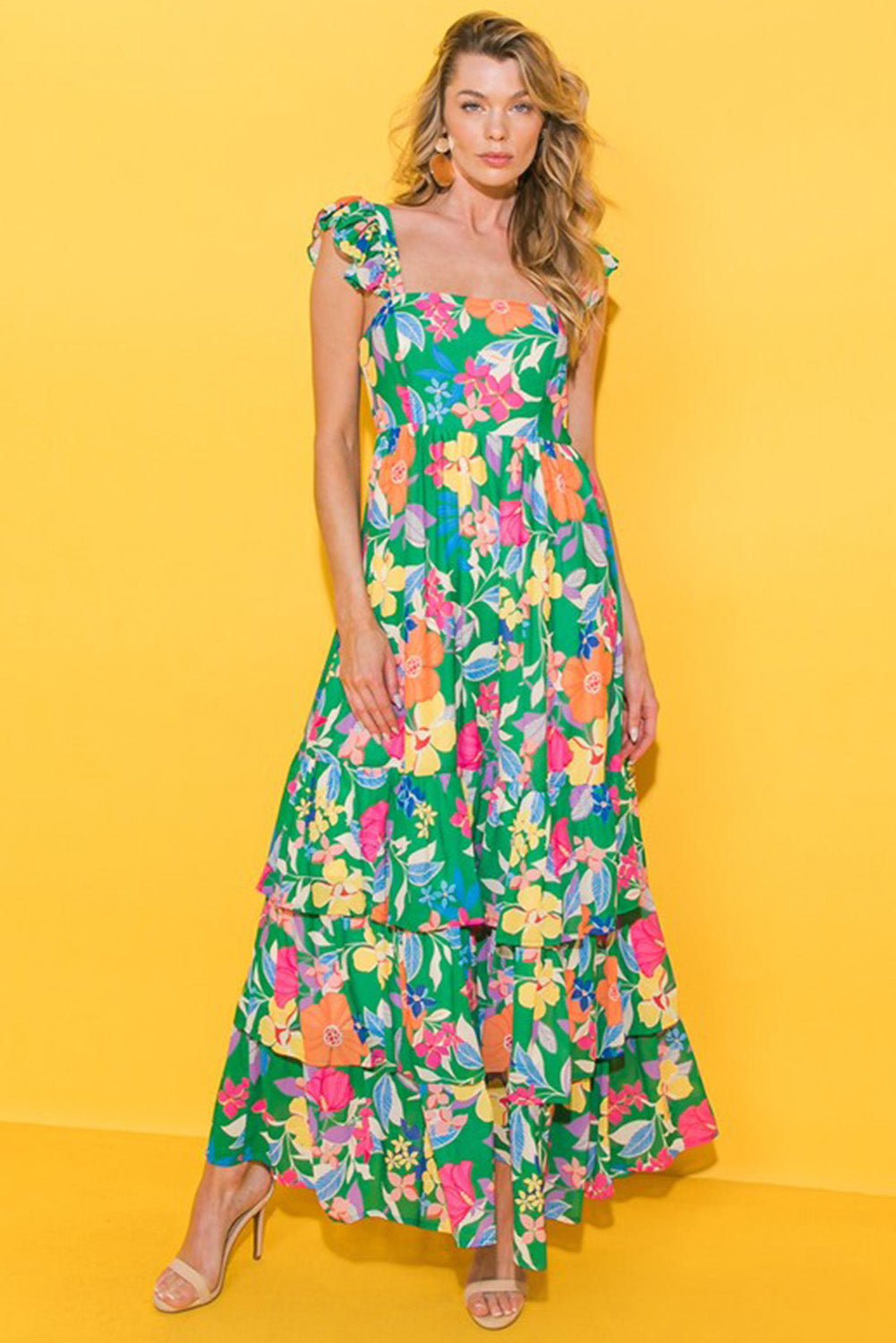 Grünes ärmelloses maxikleid mit blumendruck und rüschenbesatz