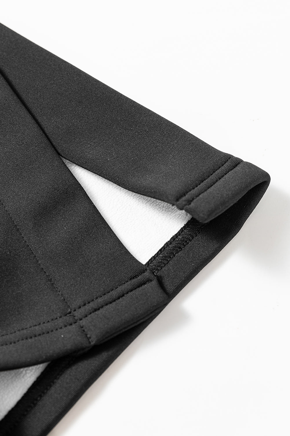 Schwarze, thermisch gefütterte hose mit geteilter schlaghose