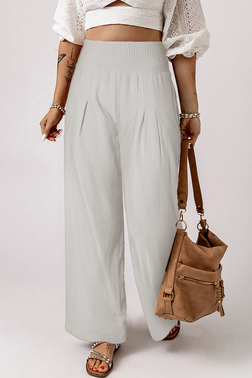 Weiße gesmokte hose mit breitem bund und hoher taille und weitem bein