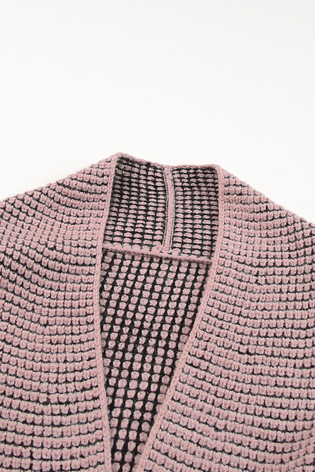 Rosa strickjacke mit waffelstrick und übergroßem kragen