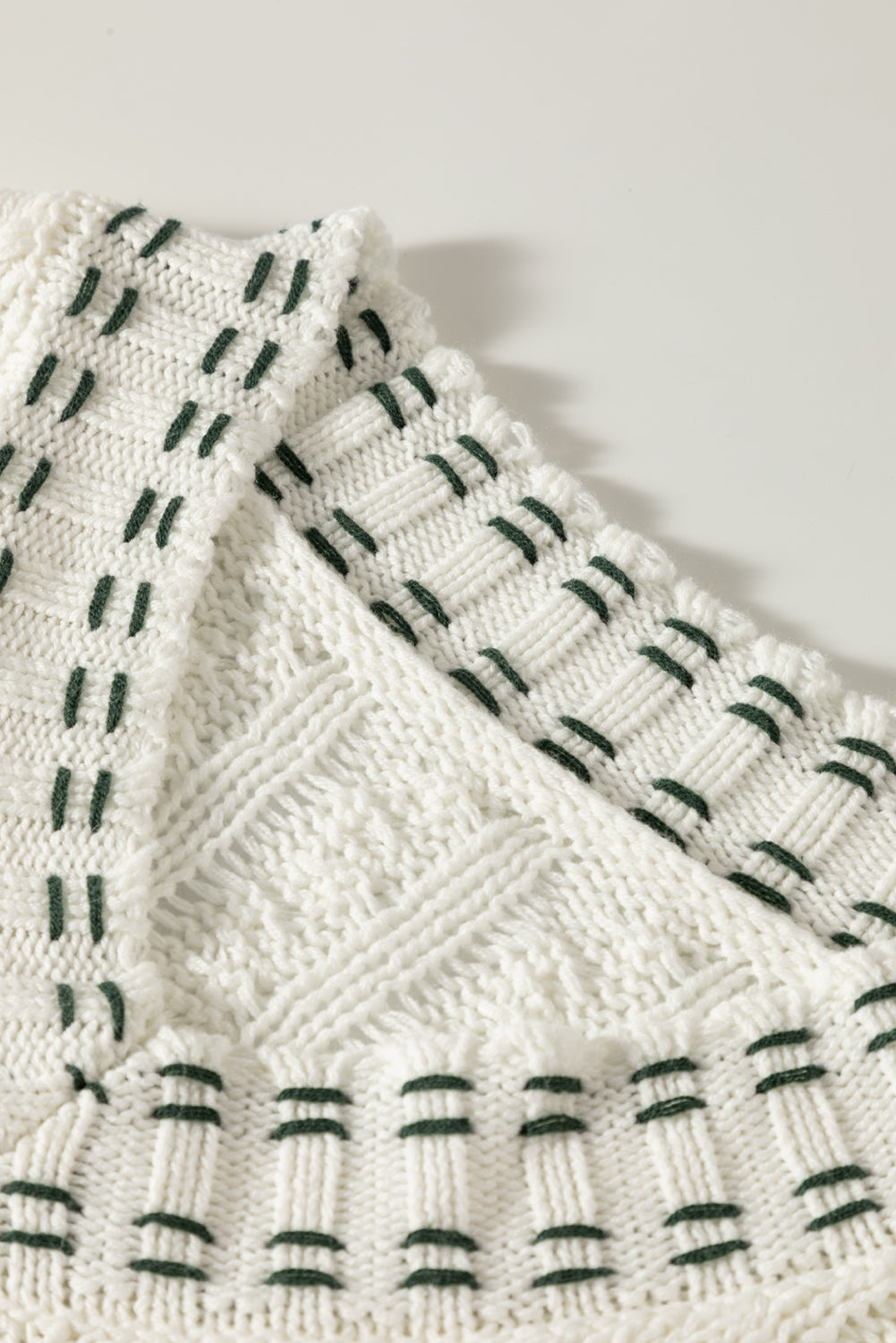 Weißer v-ausschnitt mit kontrastbesatz, pullover mit kabelstrickweste