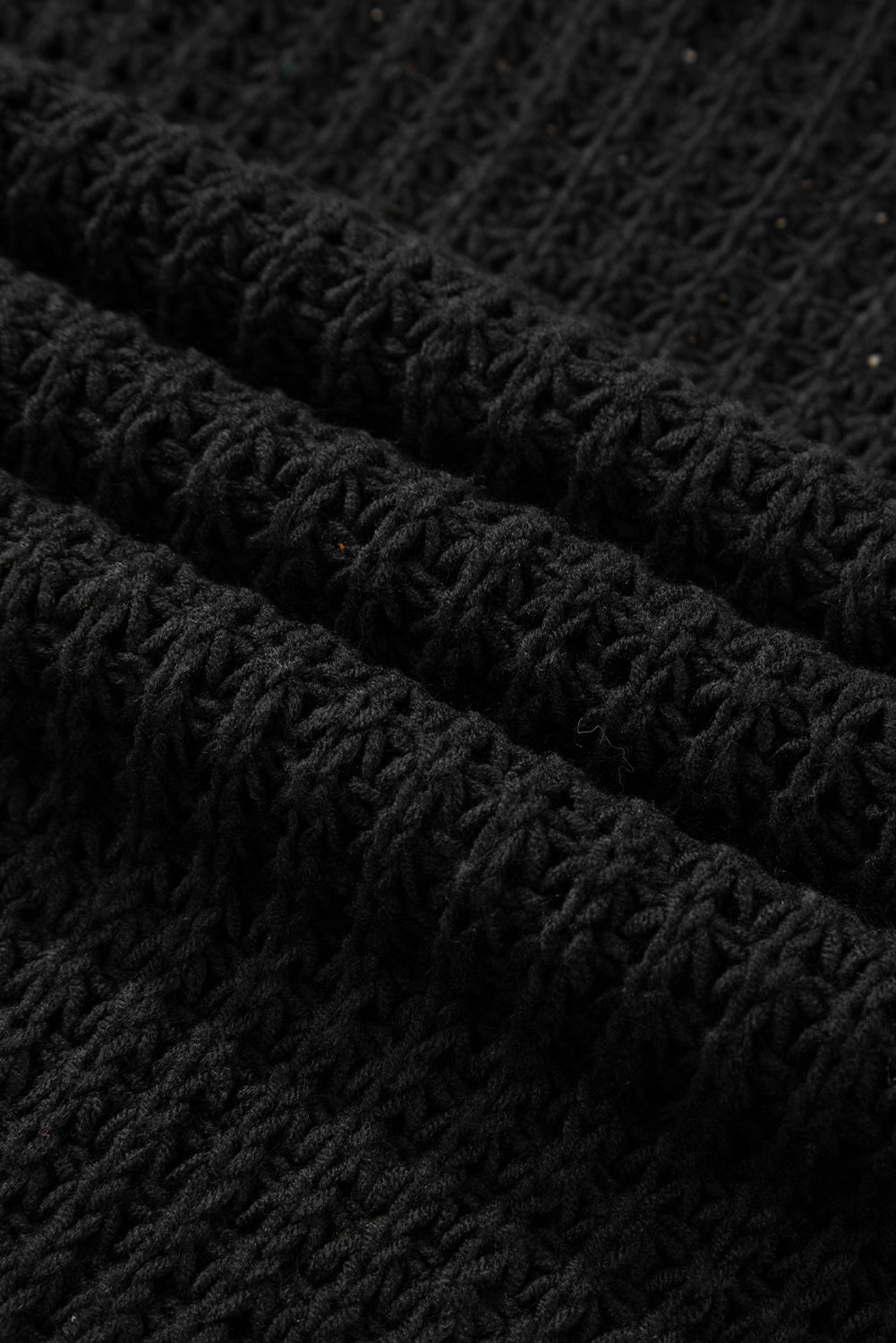 Schwarzer gehäkelter pullover mit v-ausschnitt