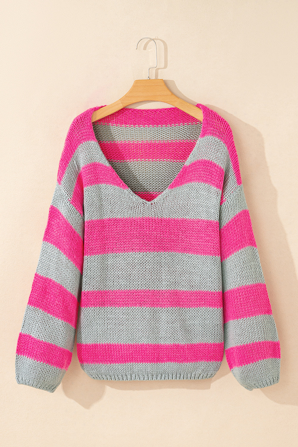 Rosa gestreifter colorblock-strickpullover mit v-ausschnitt und lockerer passform