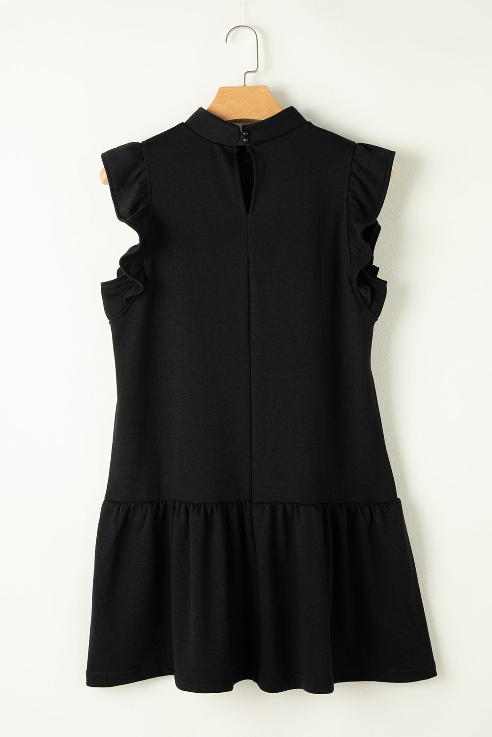 Schwarzes shiftkleid mit rundhalsausschnitt und flatterärmeln