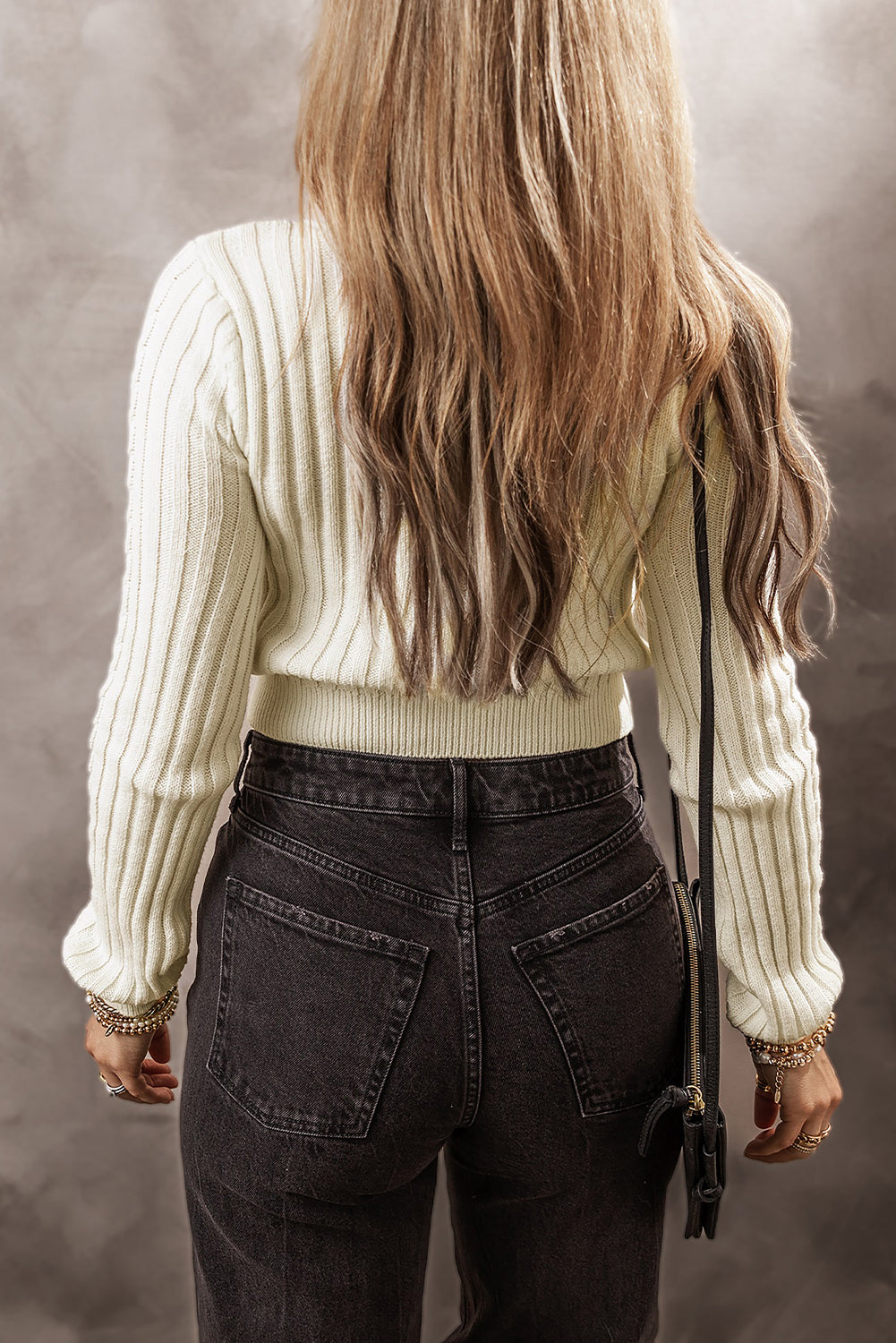 Weißer strickpullover mit zopfmuster