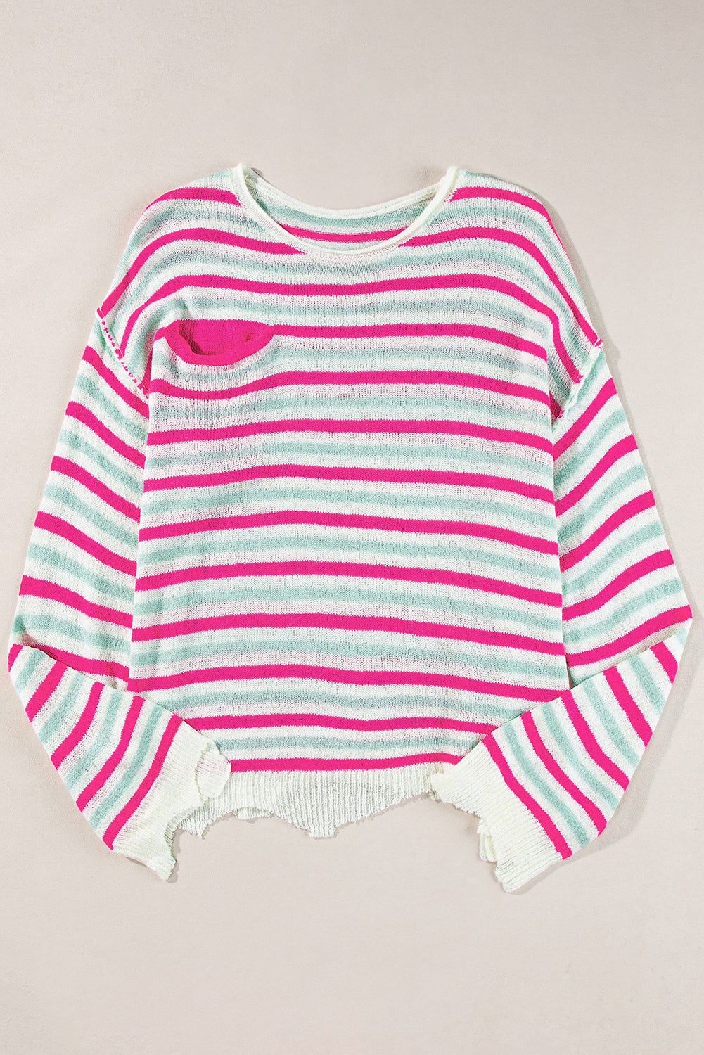 Rosa gestreifter pullover mit übergroßen schultern und tasche