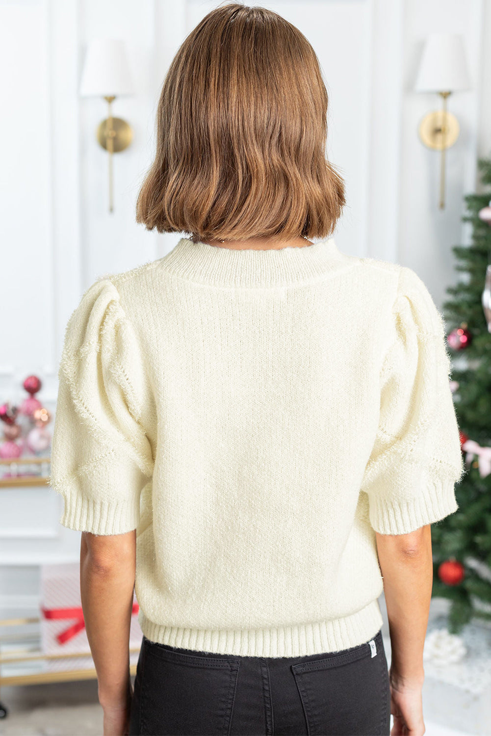 Weißer kurzarmpullover mit rautenmuster und gerippten abschlüssen