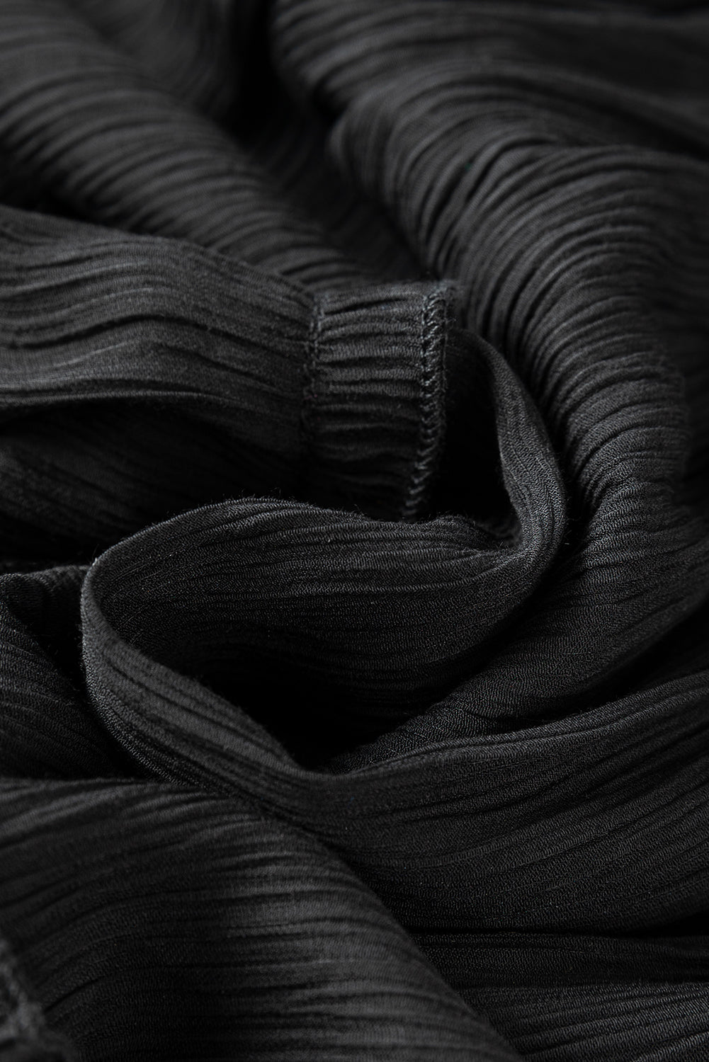 Schwarzes v-ausschnitt-schleifenknoten-ausschnitt-rüsche gestuftes maxikleid