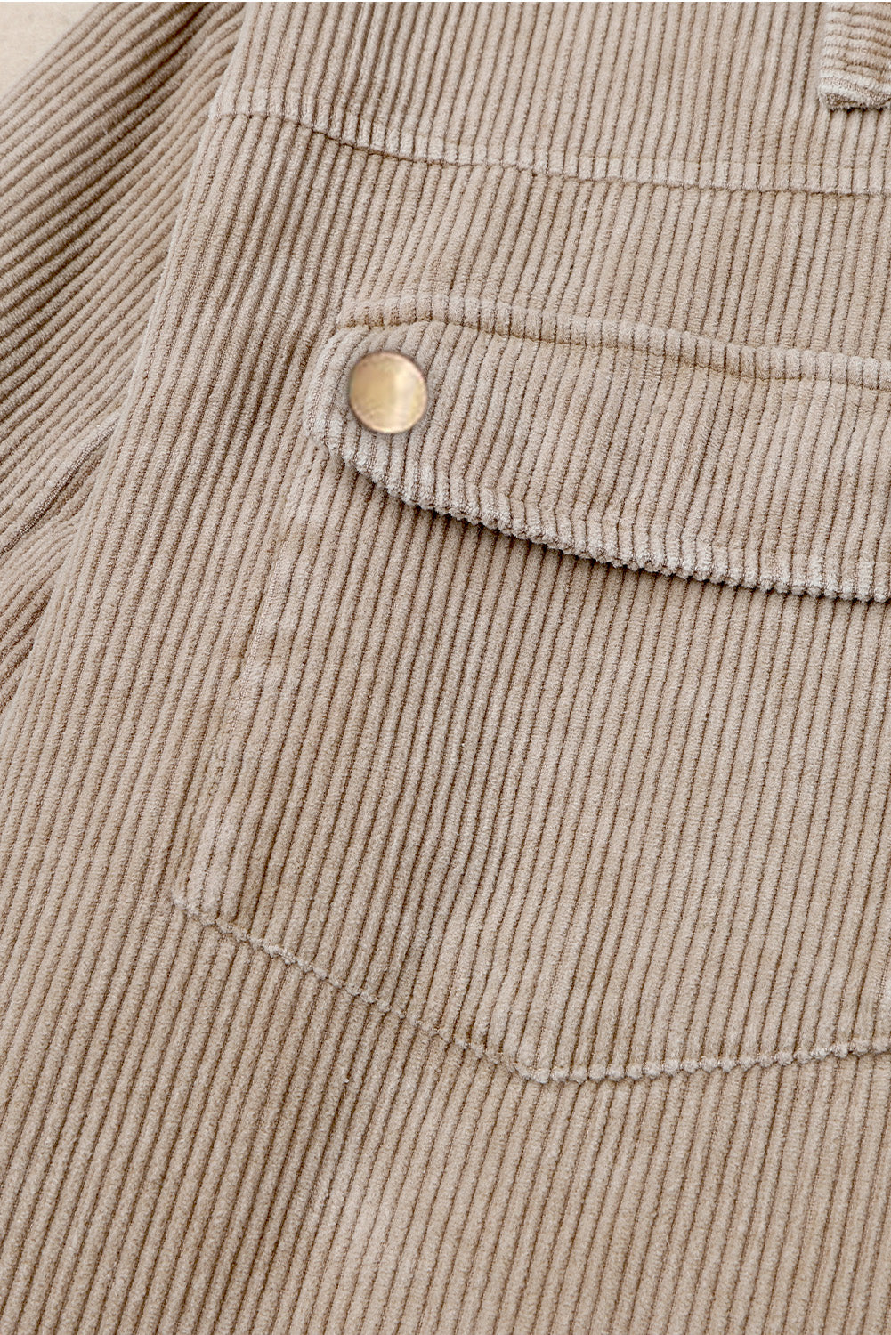 Khakifarbene patchwork-kapuzenjacke aus cord