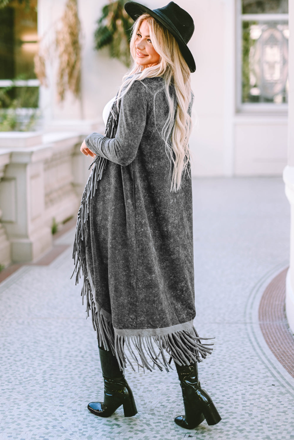 Schwarzer cardigan mit offener tasche und fransensaum
