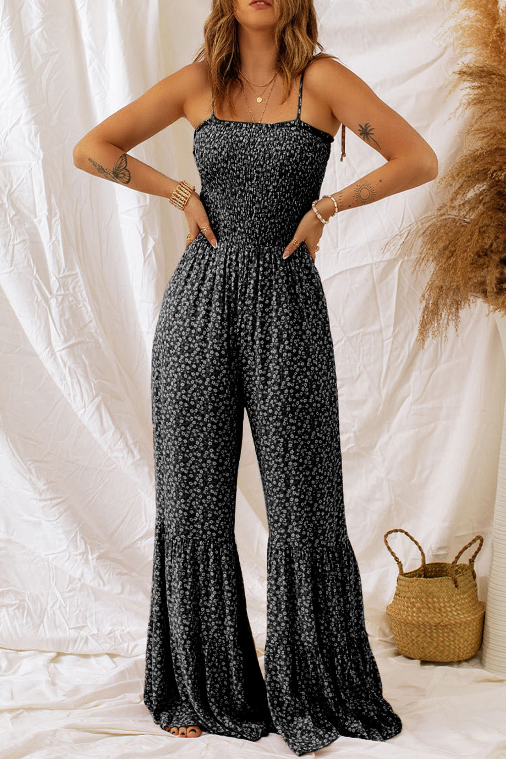 Schwarzer schmaler riemen gesmokter mieder weites bein floraler jumpsuit