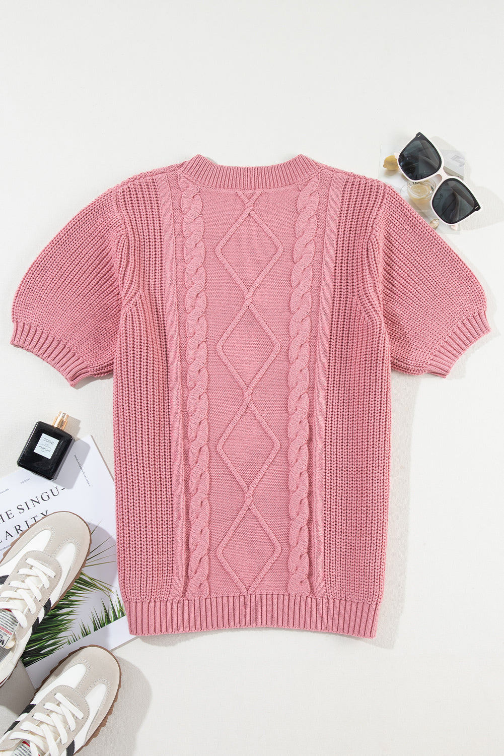 Rosa kabelstrickpullover mit gemischter struktur und kurzen ärmeln