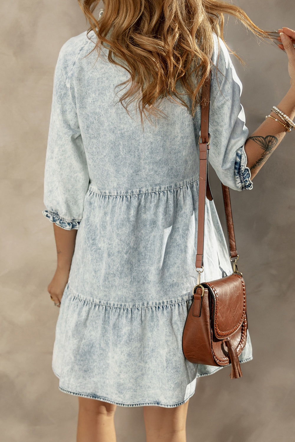 Dunkelblaues acid wash retro denim kleid mit halben ärmeln