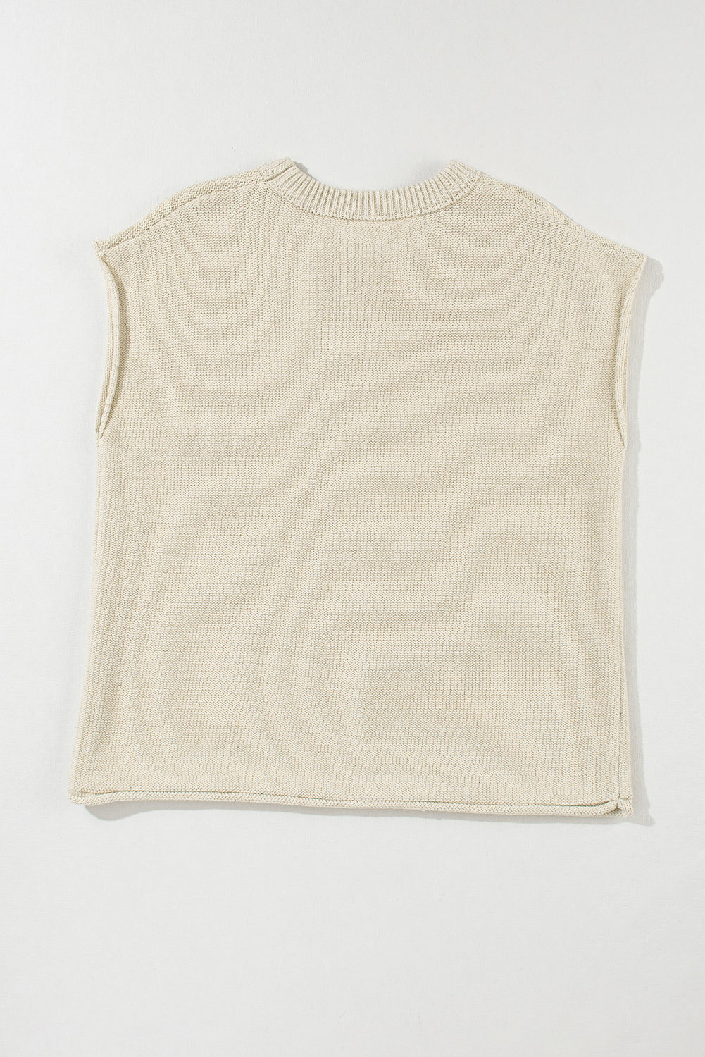 Haferflockenfarbener pullover mit gestrickten ärmeln