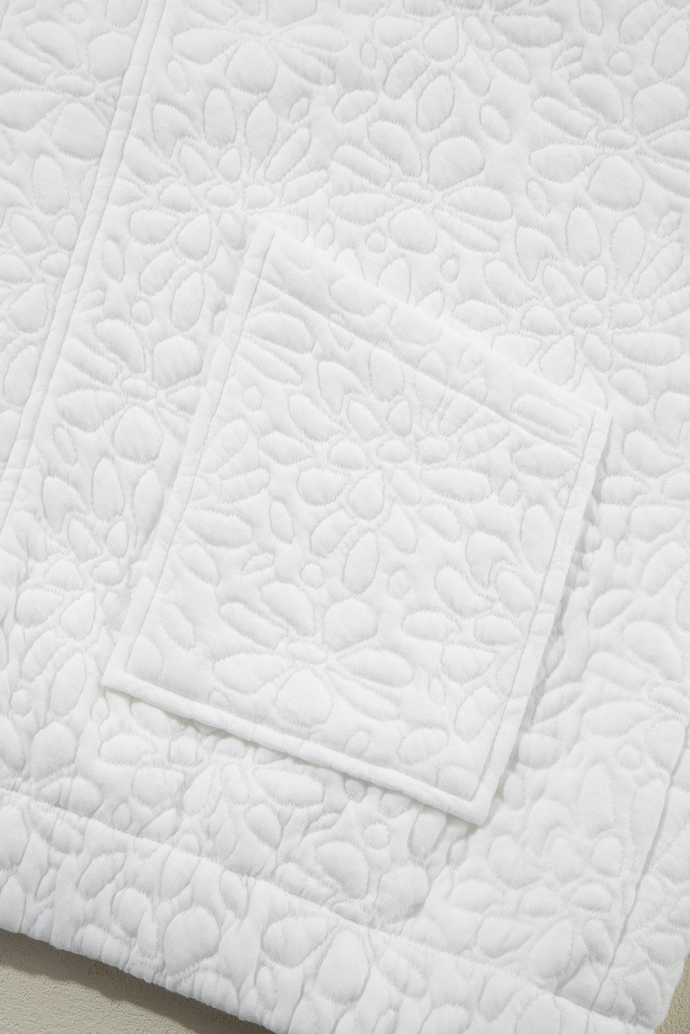 Weiße gesteppte jacke mit blumenmuster