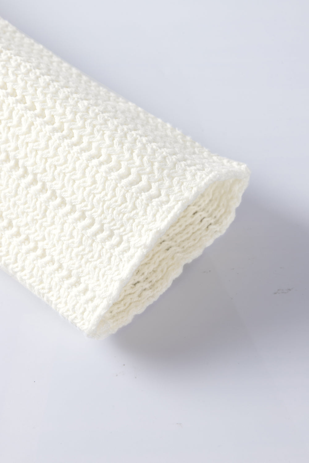Weißer gänseblümchen-pointelle-strickpullover