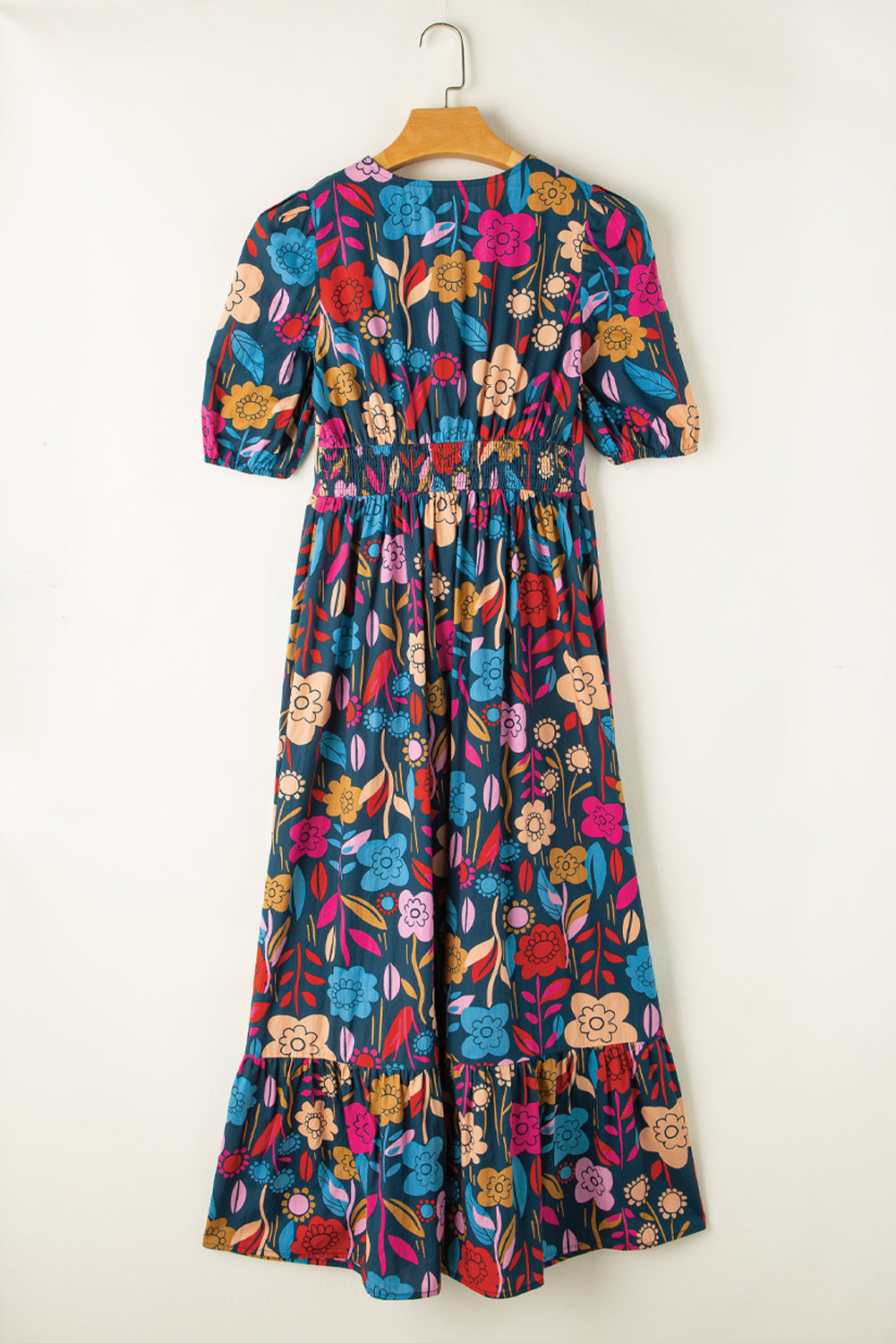 Grünes retro-maxikleid mit blumenmuster und geteiltem ausschnitt