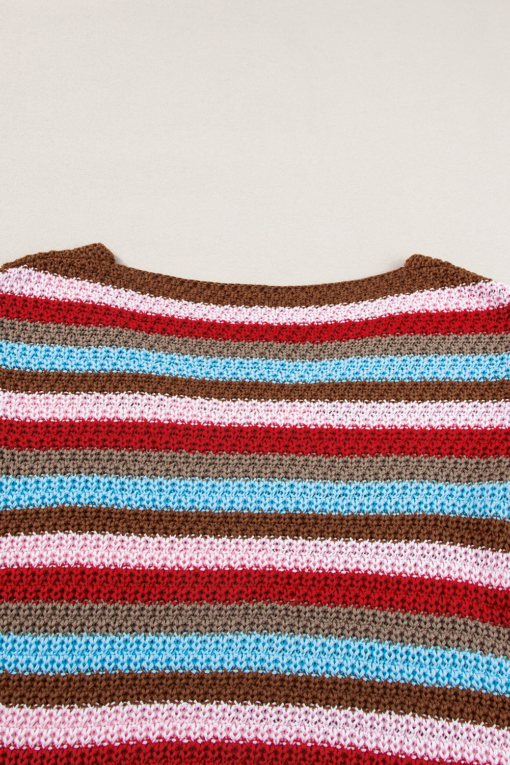 Mehrfarbig gestreifter pullover mit gerafften ärmeln und v-ausschnitt