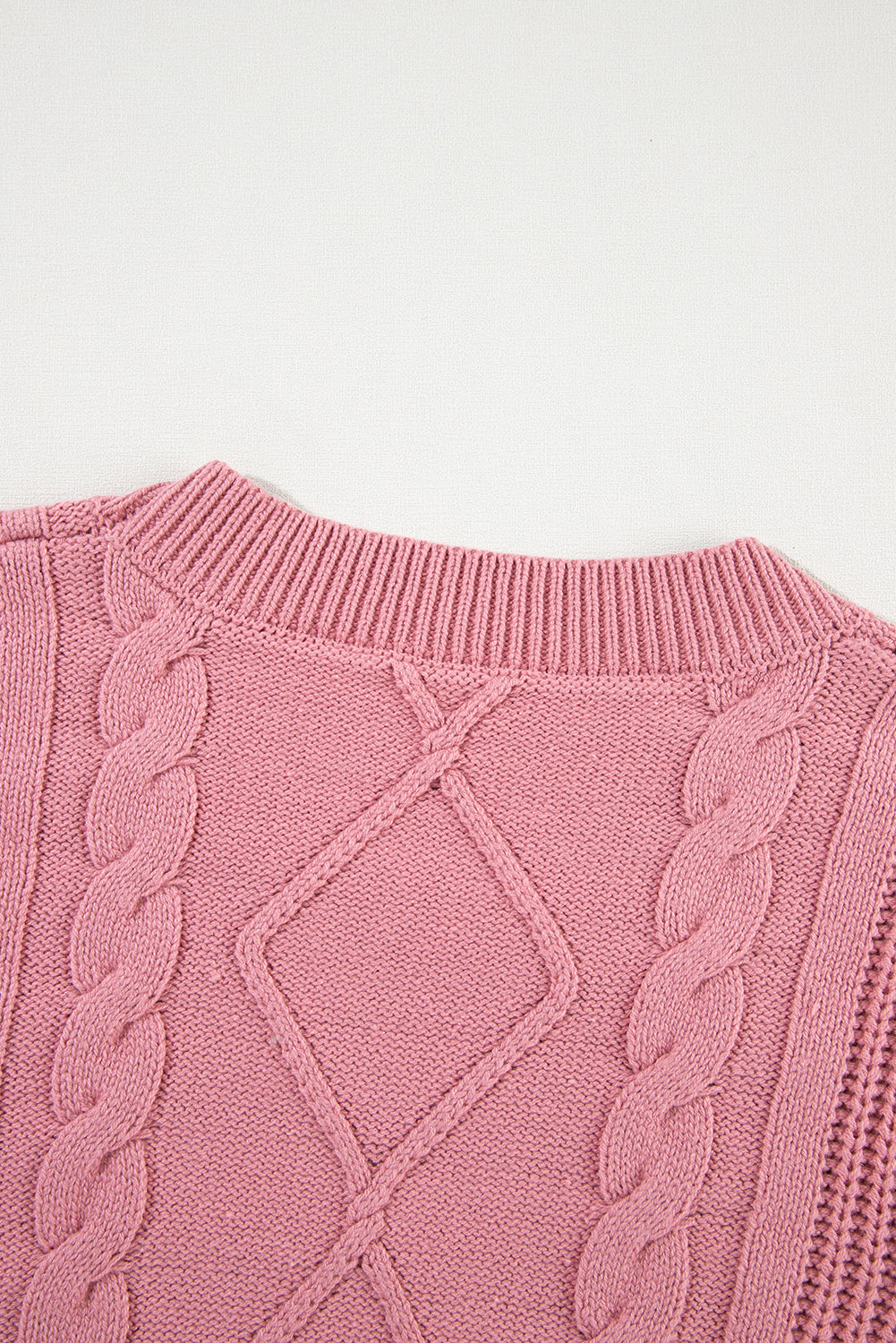 Rosa kabelstrickpullover mit gemischter struktur und kurzen ärmeln