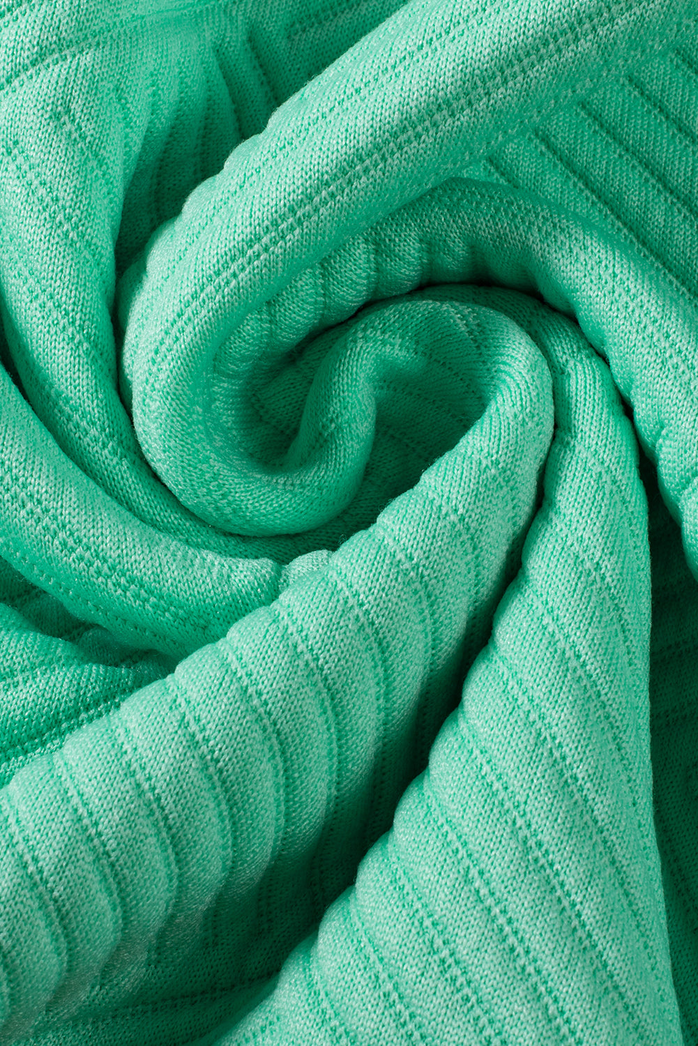 Mintgrünes strukturiertes t-shirt-kleid mit langen ärmeln