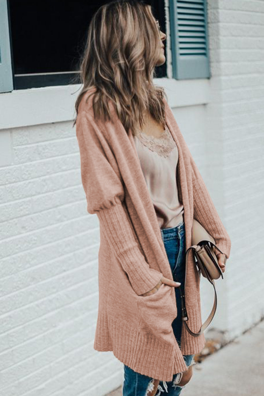 Rauchgraue strickjacke mit geripptem saum und offenen puffärmeln