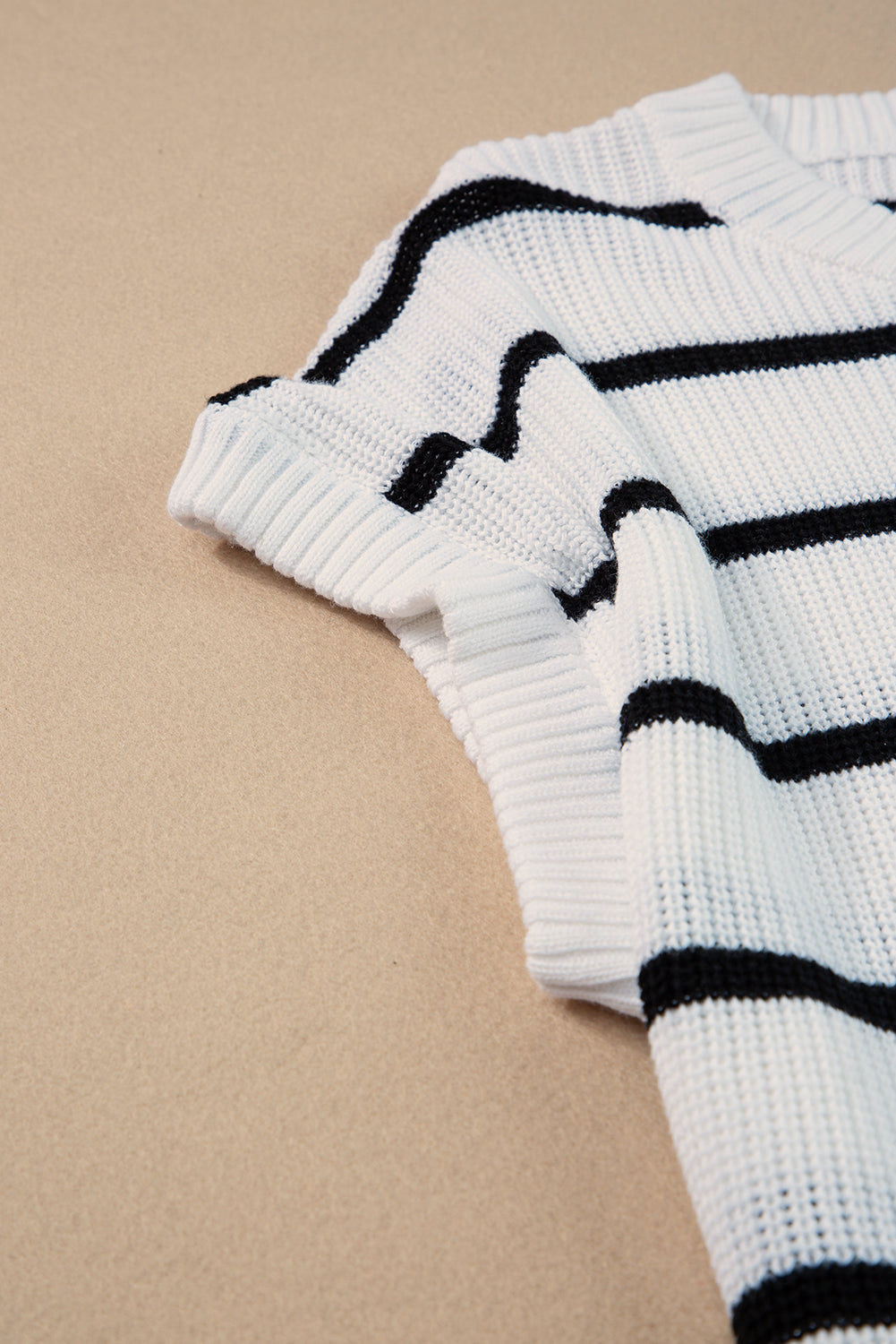 Weißer gestreifter rundhals-pullover mit fledermausärmeln
