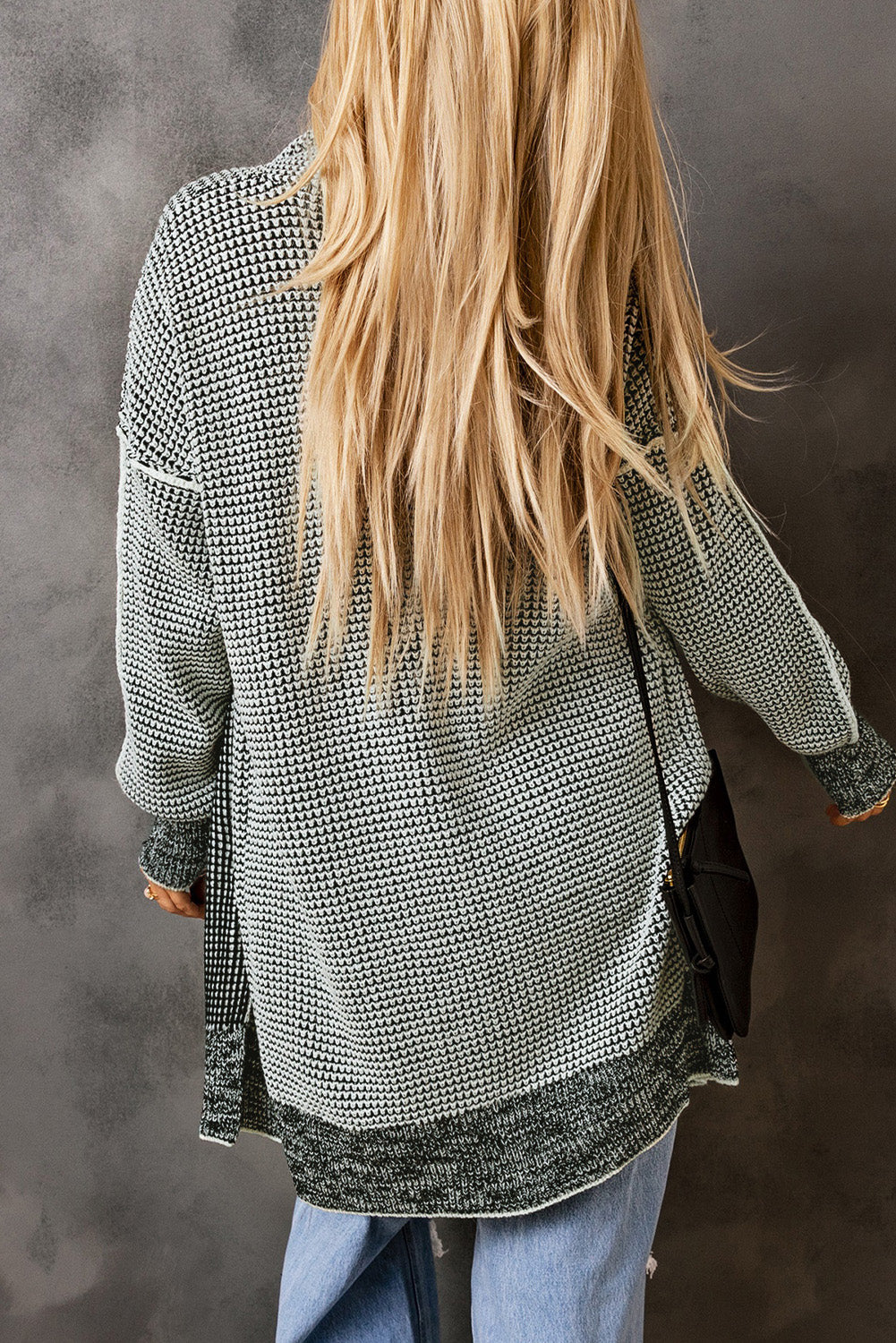 Graue karierte strickjacke mit offener vorderseite