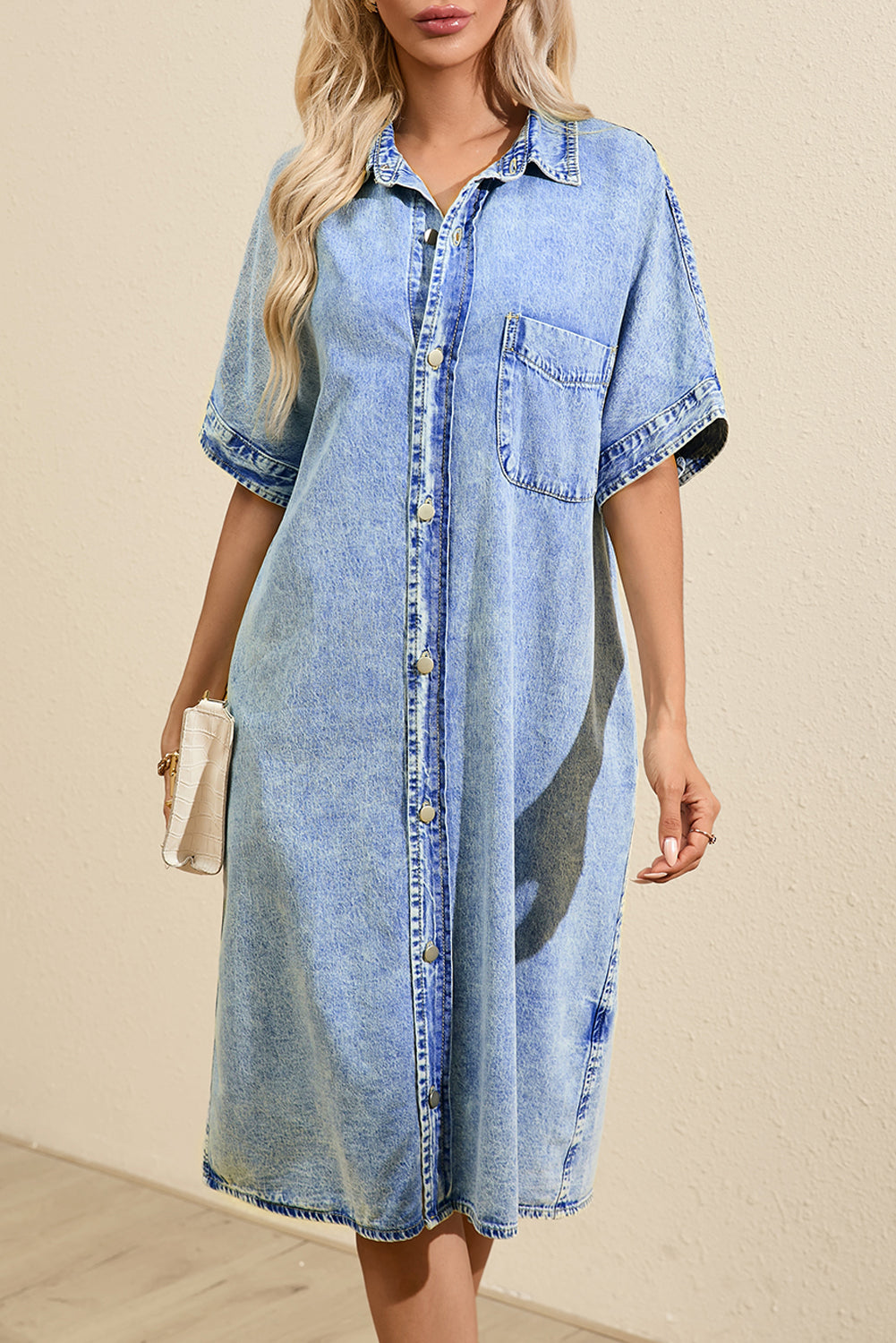 Hellblaues lockeres Hemd mit kurzen Ärmeln und mittlerer Waschung Chambray-Kleid