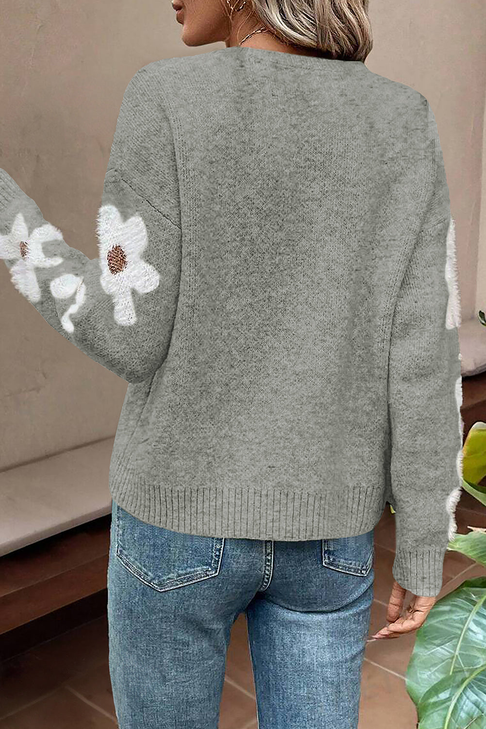 Hellgrauer pullover mit blumenärmeln und hängeschultern