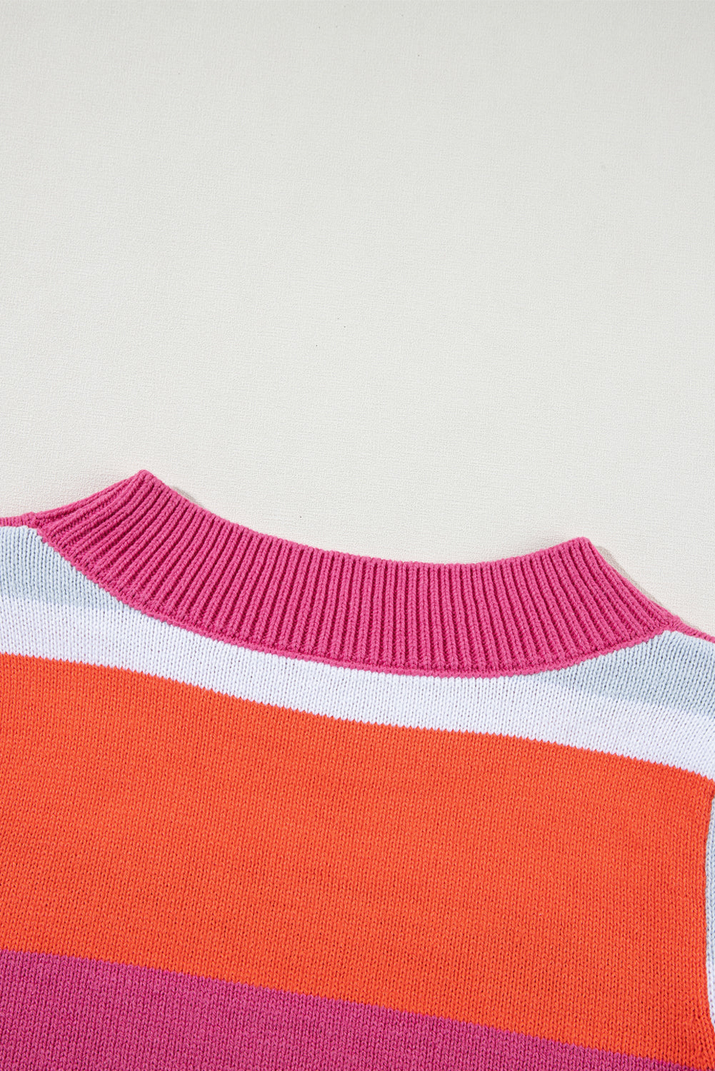 Mehrfarbiger kurzarmpullover mit farbblockmuster und kurzen ärmeln
