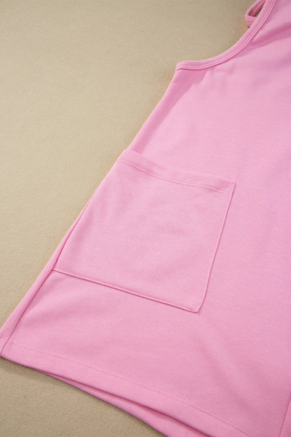 Rosa ärmelloser jersey-strampler mit v-ausschnitt und taschen