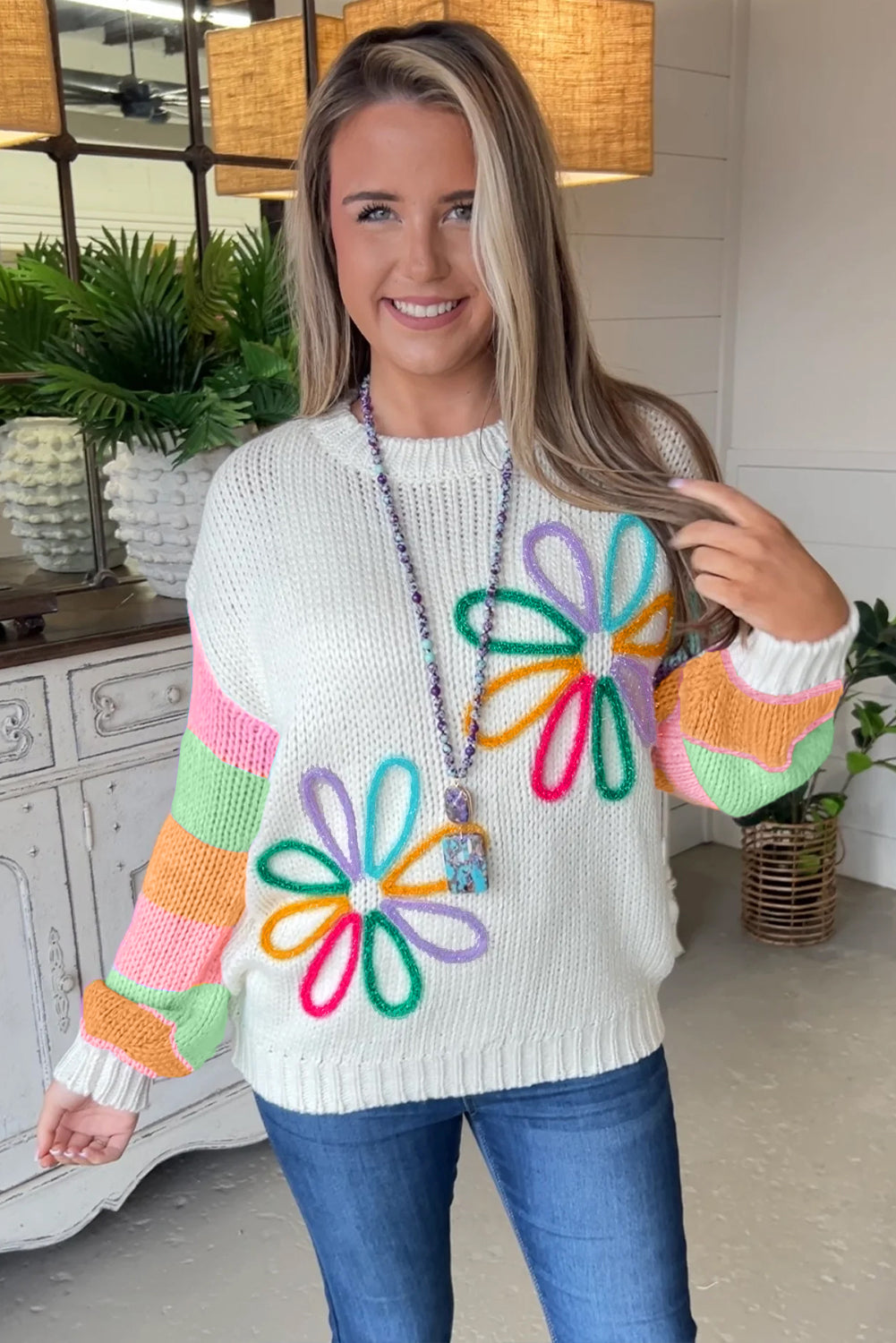 Weißer blumengrafik-colorblock-pullover mit rundhalsausschnitt