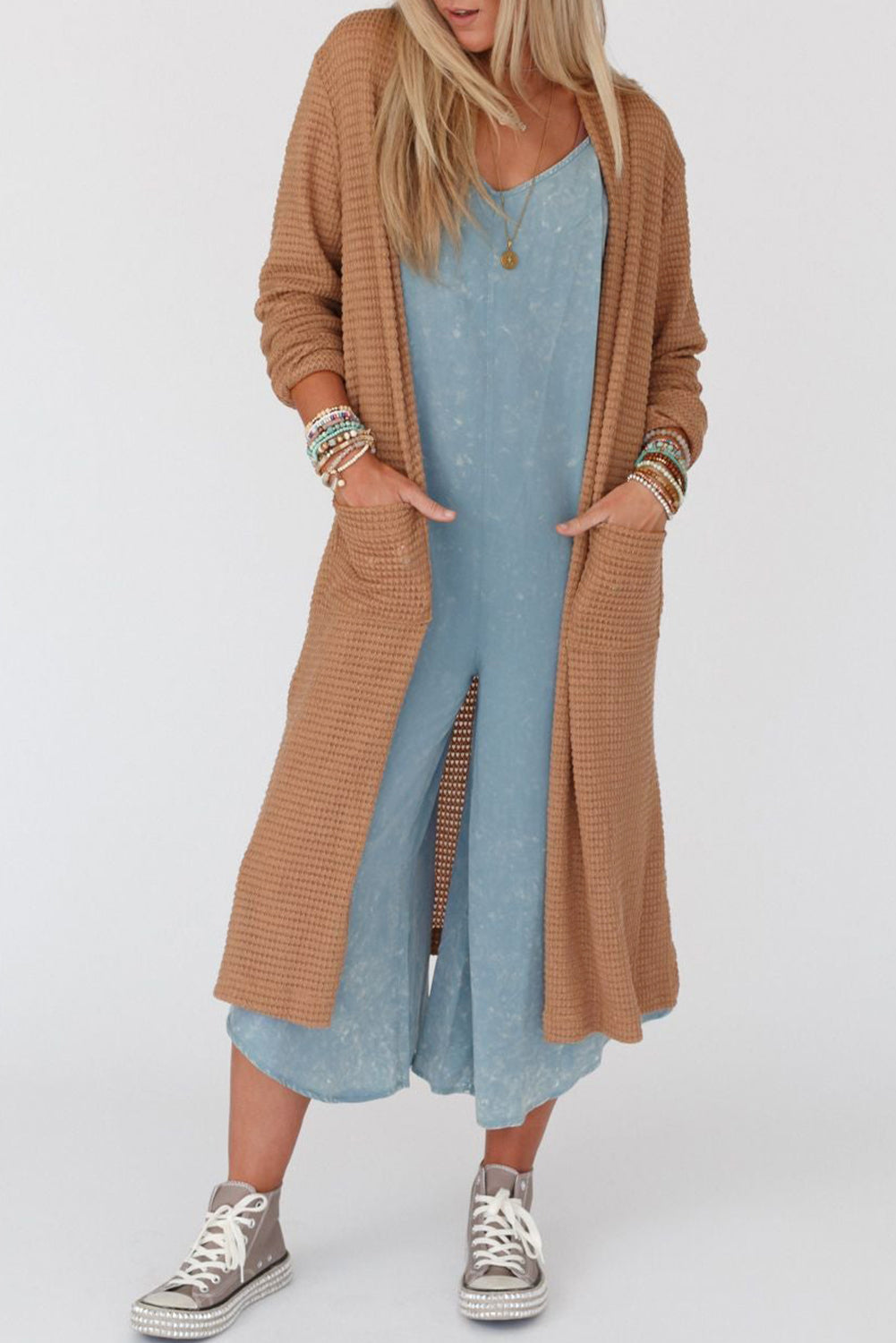Kastanienbrauner langer waffelstrick-cardigan mit taschen