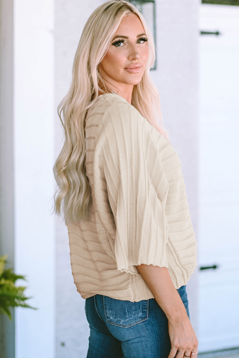 Aprikosenfarbener rippenstrickpullover mit offener naht