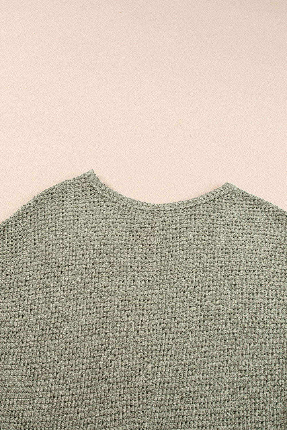 Dschungelgrünes T-Shirt-Kleid mit Waffelstruktur und geschwungenem Saum mit Seitenschlitz