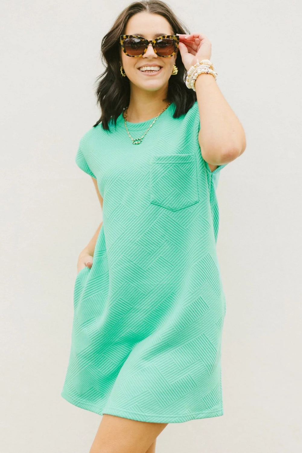 Mintgrünes strukturiertes t-shirt-kleid mit langen ärmeln