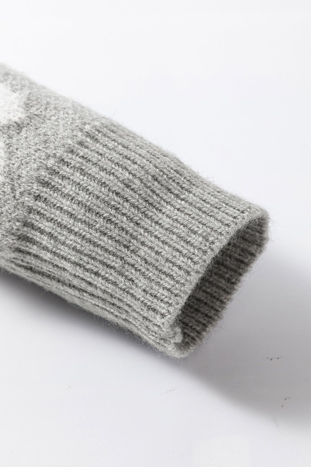 Grauer pullover mit floralem muster und halbem reißverschluss an der schulter