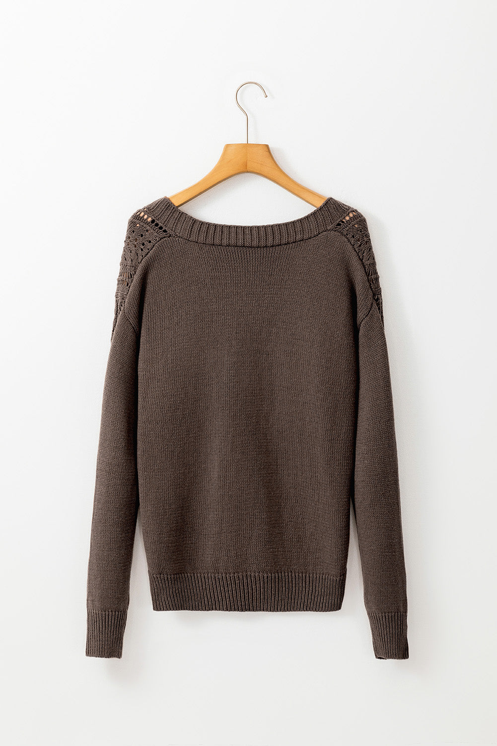 Dunkle khakifarbene strickjacke mit offenen schultern