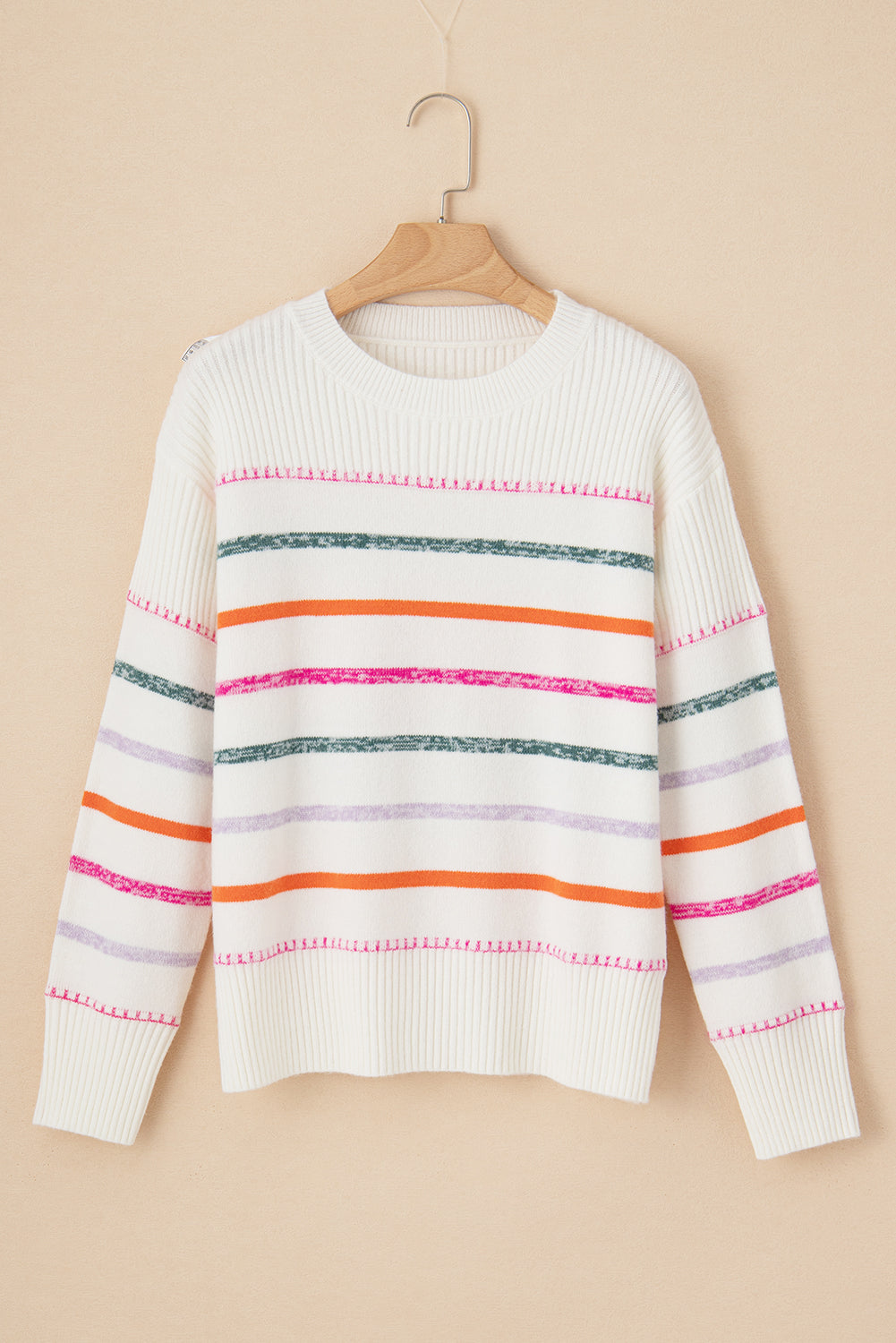 Weißer bunt gestreifter pullover mit rippstrickmuster