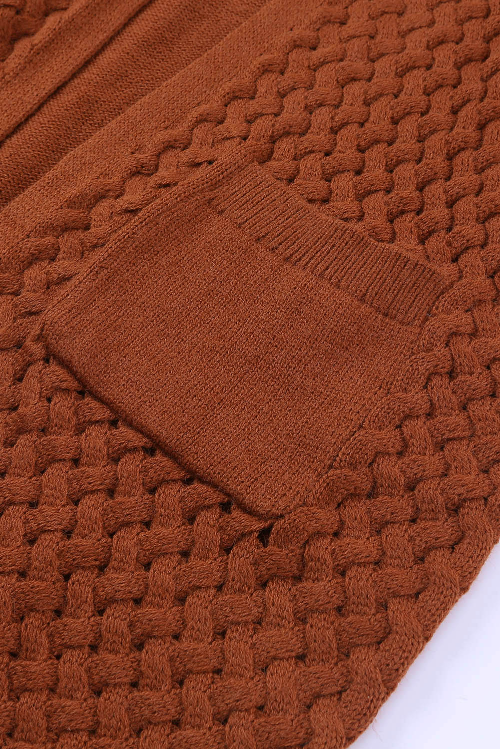Brauner strickcardigan mit offener vorderseite und gewebter textur und taschen