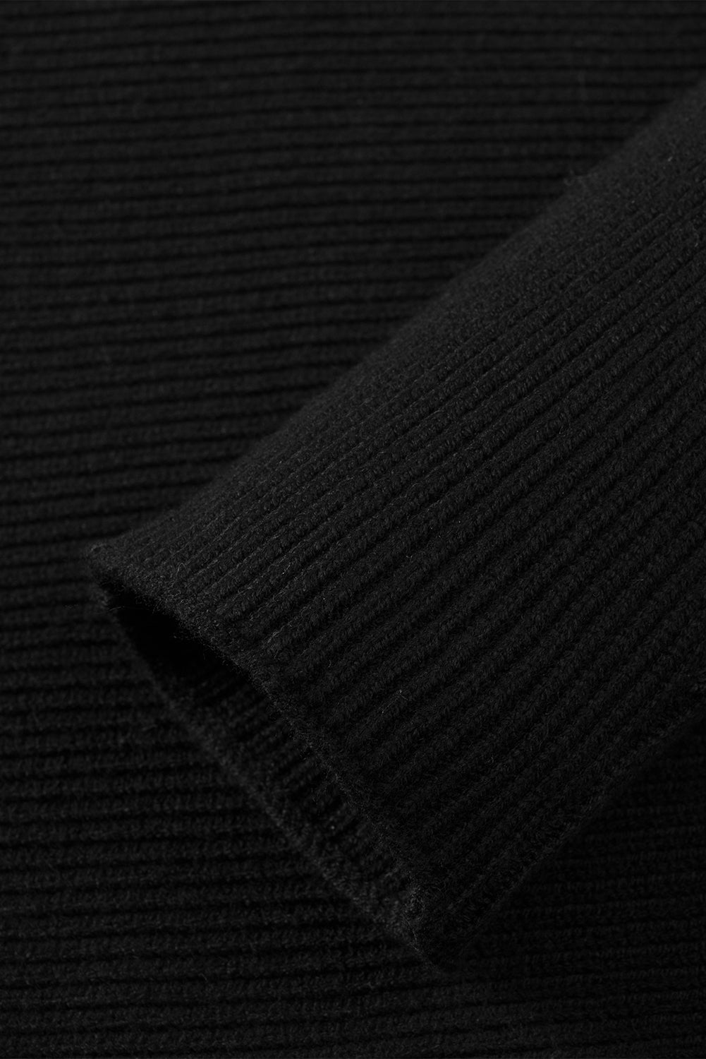 Schwarzer gestreifter langarm-strickpullover