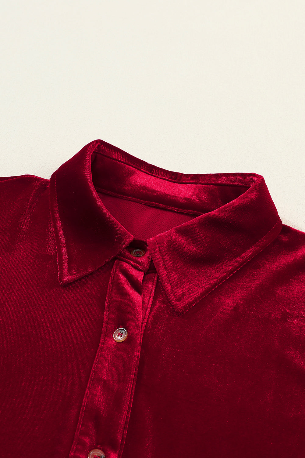 Feurig rotes kleid mit langen ärmeln und rüschen aus samt mit knopfleiste