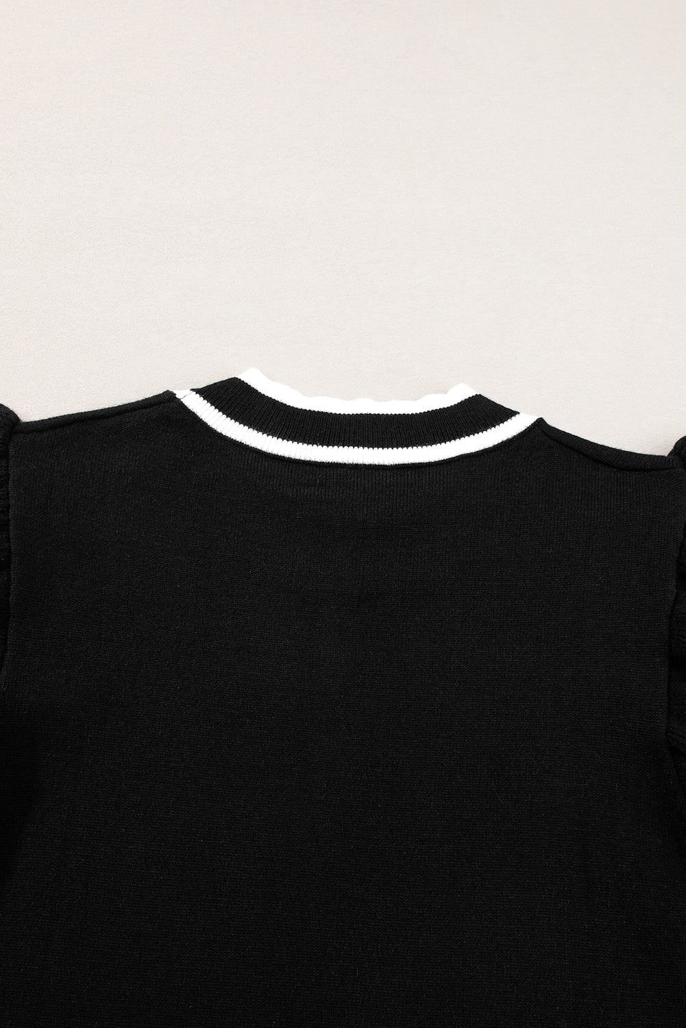 Schwarzer rand paspel geraffte ärmel rundhalsausschnitt stricken t shirt