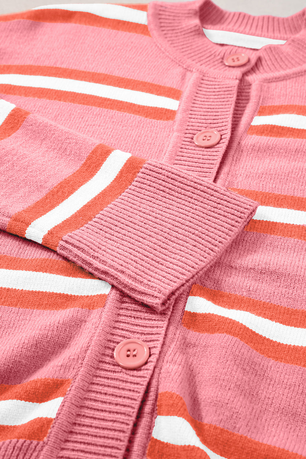 Rosa gestreifter strickpullover mit schulterknöpfen
