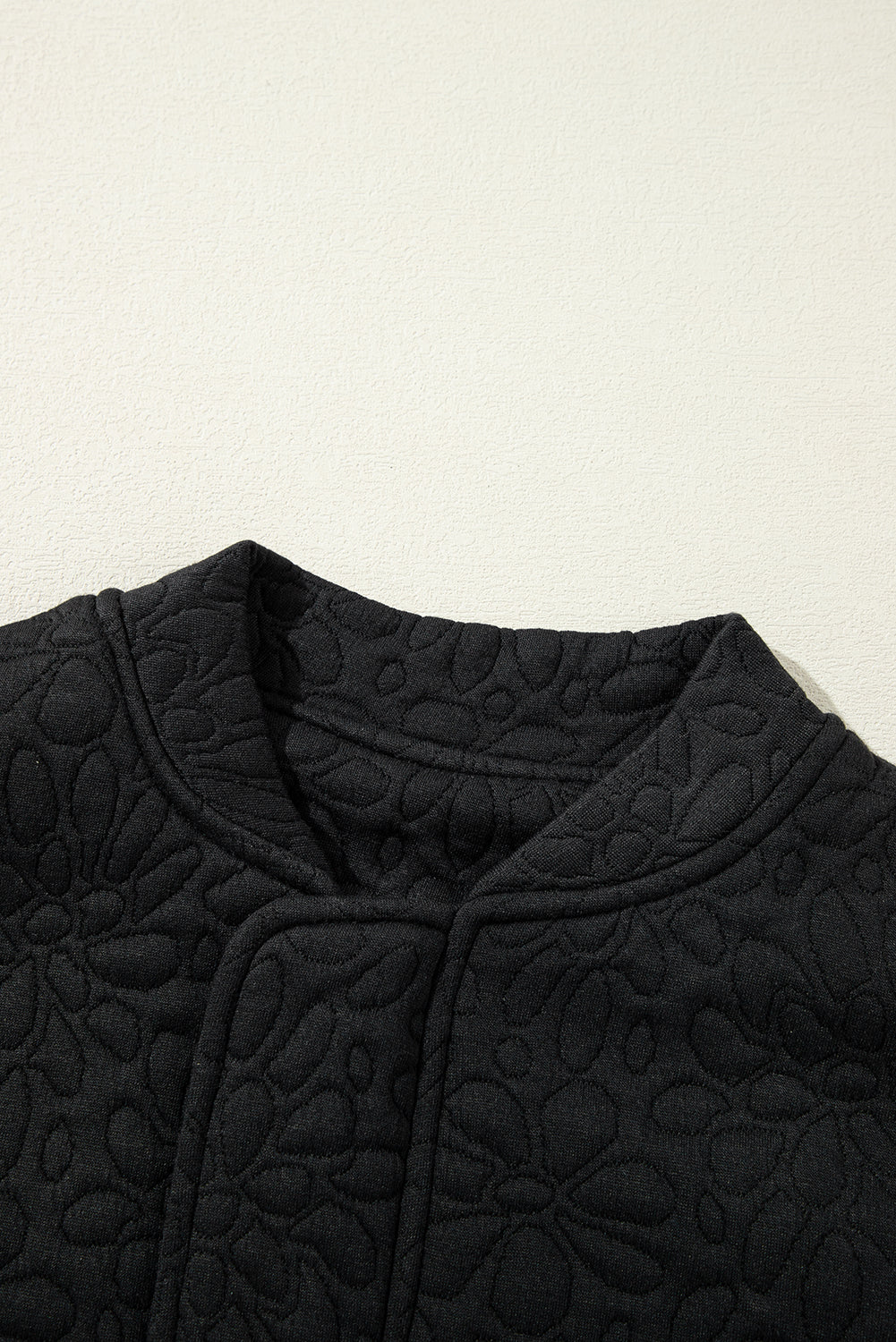 Schwarze gesteppte jacke mit blumenmuster