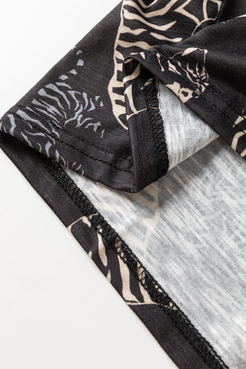 Schwarze wild tiger print knopfleiste strickjacke