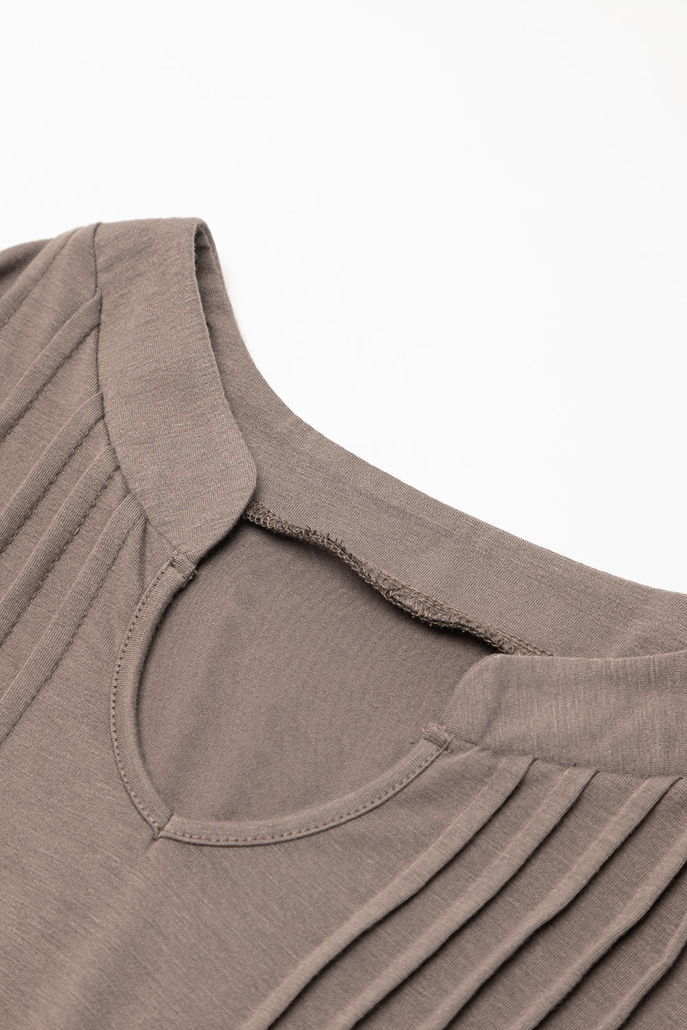 Desert palm t-shirt-kleid mit gekerbtem ausschnitt und plissierten puffärmeln