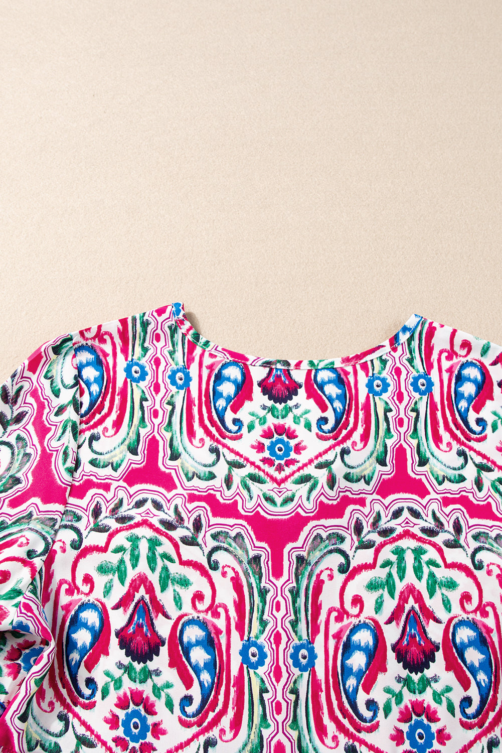 Rosa bohemian print krawattenausschnitt rüschensaum kurzes kleid