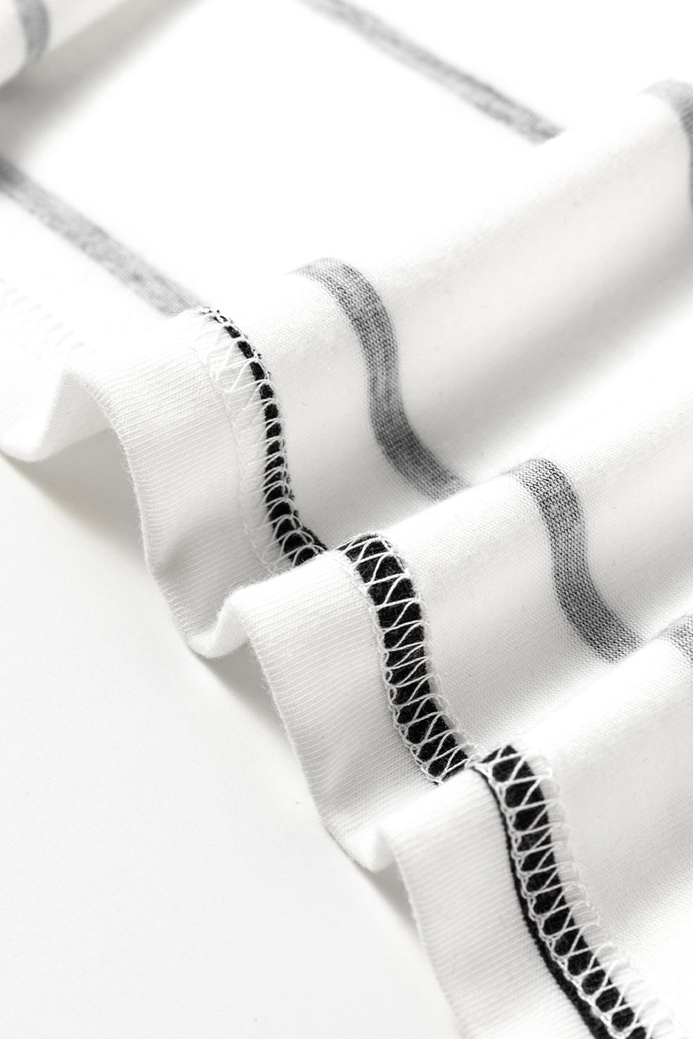 Weißes, gestreiftes, ärmelloses maxikleid mit schlitzen und offenem rücken